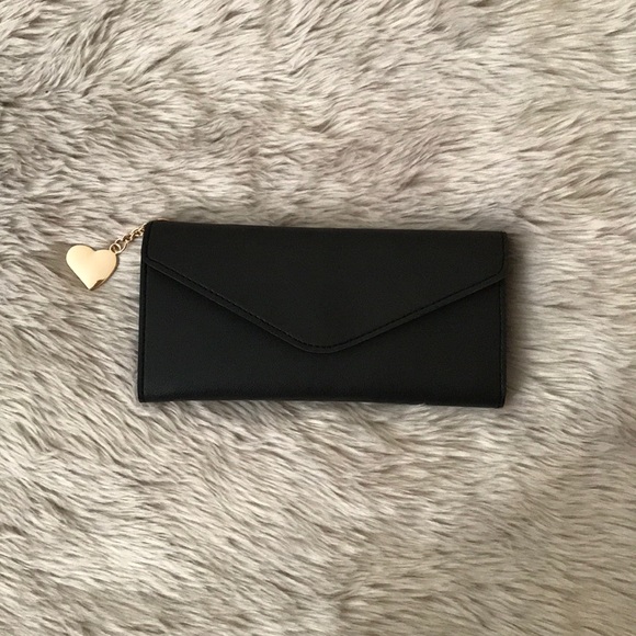 🔥LAST 1‼️BLACK LEATHER WALLET W/ GOLD HEART CHAIN - Picture 1 of 4